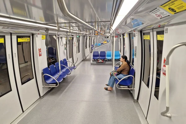Imagem mostra passageira em monotrilho - Metrópoles