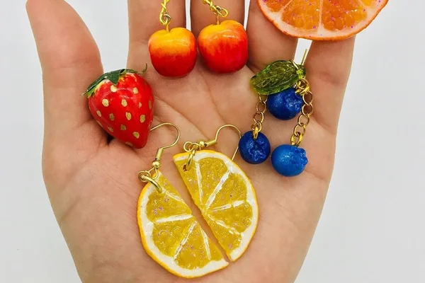 Artista cria acessórios nostálgicos inspirados em frutas e doces