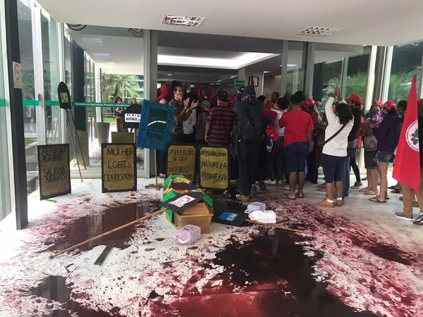 Mulheres do MST ocupam Ministério da Agricultura durante protesto