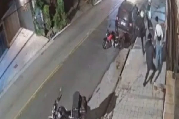 Imagem colorida de suspeitos agredindo youtuber norte-americano em São Paulo. Metrópoles