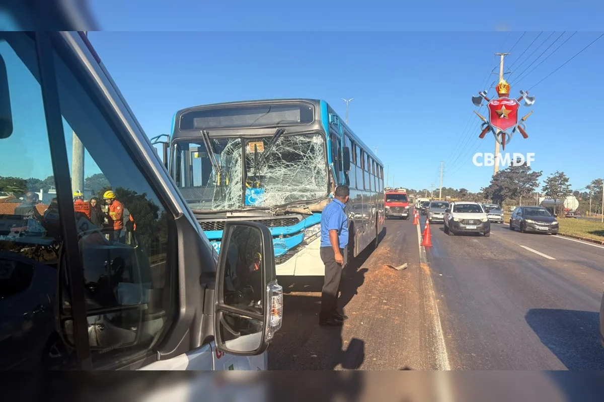 Um acidente envolvendo um ônibus e um caminhão deixou feridos na manhã desta segunda-feira (20/7), na Estrada Parque Núcleo Bandeirante (EPNB) Um acidente envolvendo um ônibus e um caminhão deixou feridos na manhã desta segunda-feira (20/7), na Estrada Parque Núcleo Bandeirante (EPNB)
