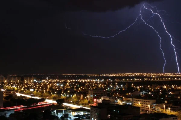 Cuidado com a chegada das tempestades. DF registra cerca de 40 mil raios por ano
