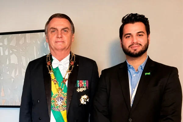 Ex-assessor de Bolsonaro cita prisão "superlotada" e pede domiciliar