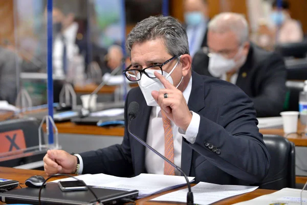 Senador afirma que Pazuello agiu como “ajudante de ordem” de Bolsonaro