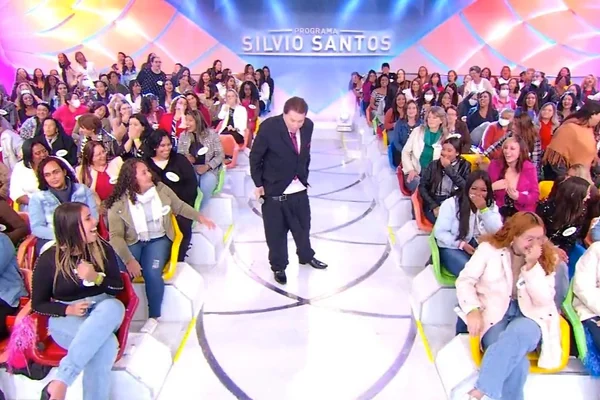 Silvio Santos perde as calças durante programa no SBT