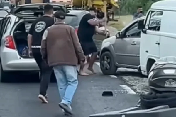Imagem colorida de homem usando machado em Almirante tamandare