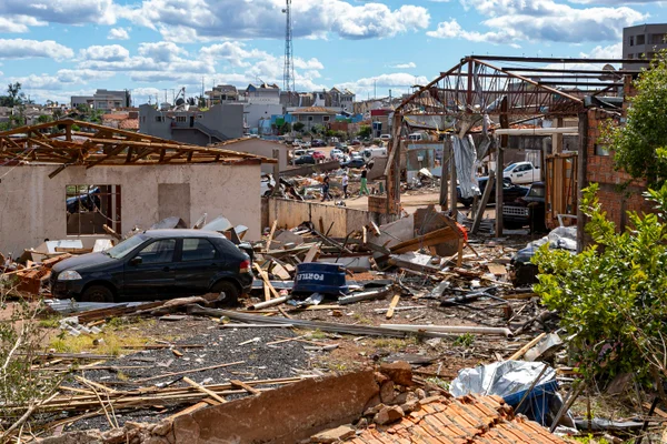 Tornado com ventos de até 250 km:h devastou o município de Rio Bonito do Iguaçu, no Paraná. Ao menos seis pessoas morreram. Estragos destruição Metrópoles