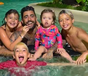 Pedro Scooby enjoys pool with his heirs Pedro Scooby enjoys pool with his heirs