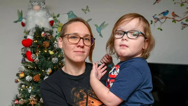 Menino de 6 anos com condição rara pede amigos de presente de Natal