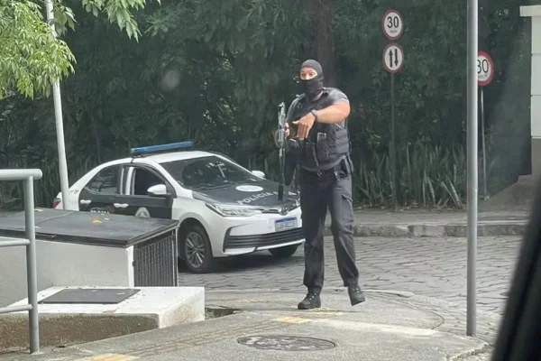 Imagem colorida, agente da Polícia Civil durante operação policial em Manguinhos - Metrópoles