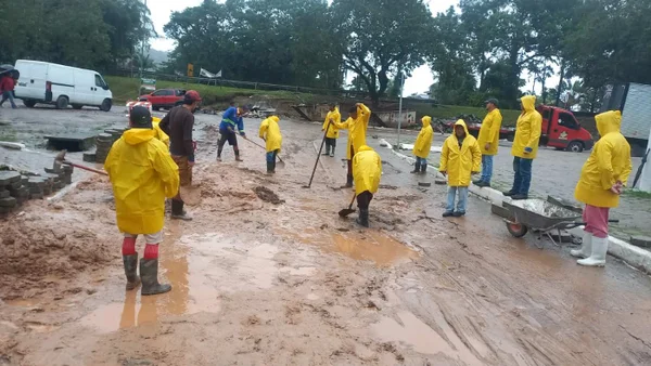 Sob alerta máximo, São Sebastião amanhece com chuva; aulas são suspensas