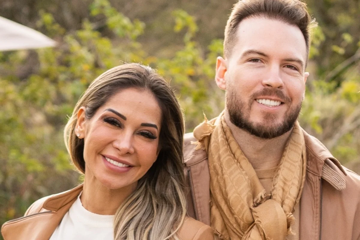 Thiago Nigro e Maíra Cardi posam junros e sorridentes Thiago Nigro e Maíra Cardi posam junros e sorridentes