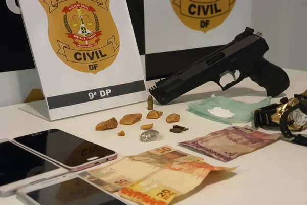 dinheiro e arma apreendidos