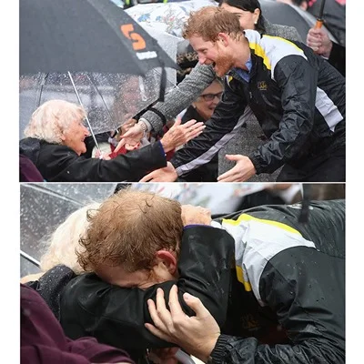Nem mesmo a chuva pôde impedir esse doce abraço entre o príncipe Harry e Daphne Dunne, de 97 anos, durante a visita real à Austrália. em junho de 2017. Daphne esperou sete horas na fila para dar um beijo no príncipe (o segundo, já que ela realizou o mesmo feito dois anos antes) Nem mesmo a chuva pôde impedir esse doce abraço entre o príncipe Harry e Daphne Dunne, de 97 anos, durante a visita real à Austrália. em junho de 2017. Daphne esperou sete horas na fila para dar um beijo no príncipe (o segundo, já que ela realizou o mesmo feito dois anos antes)