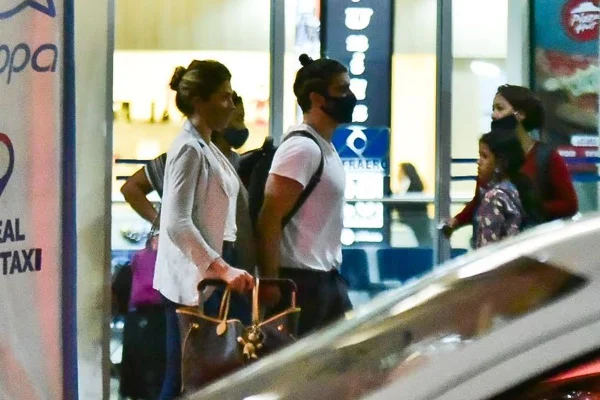 Grazi e Caio Castro são flagrados de mãos dadas após boatos de separação