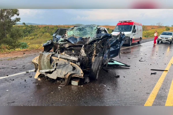 Três pessoas morrem em acidente entre carro e caminhão na BR-146 em MG - destaque galeria