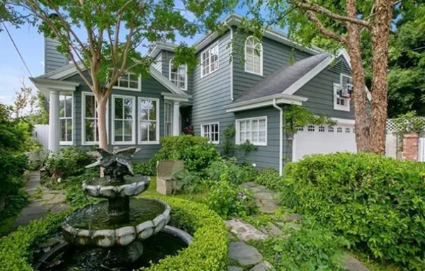 À beira-mar: Kirsten Dunst coloca mansão à venda por R$17,9 milhões