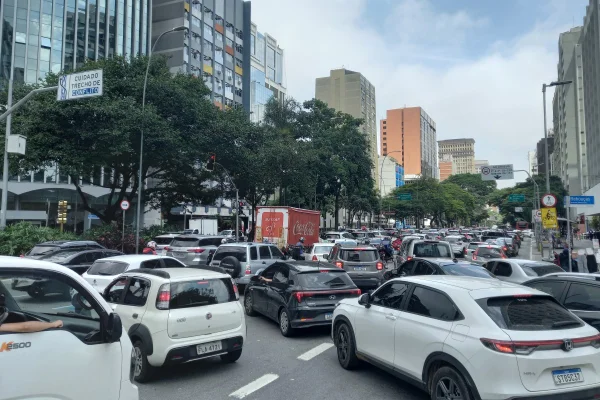 Imagem mostra carros em avenida - Metrópoles