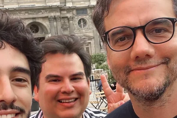 Wagner Moura apresenta O Agente Secreto no Museu do Louvre, em Paris
