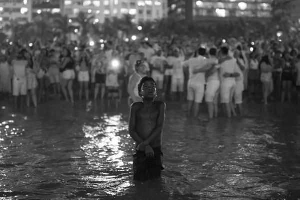 Após imagem viralizar, fotógrafo procura garoto captado por ele no Rio
