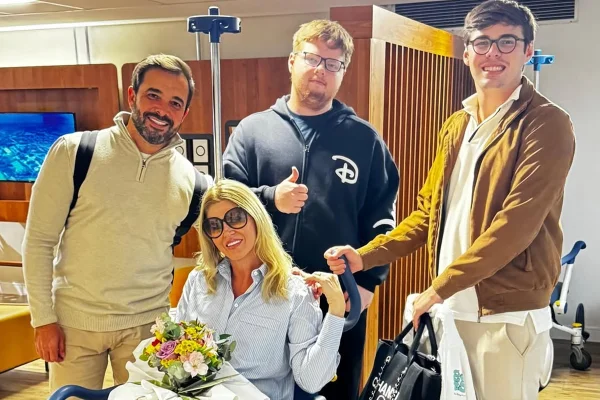 Val Marchiori posa com a família após receber alta hospitalar - Metrópoles