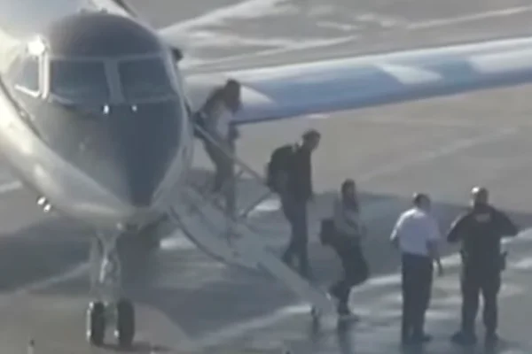 Flávio Bolsonaro desembarca em Miami - Após fugir do Brasil