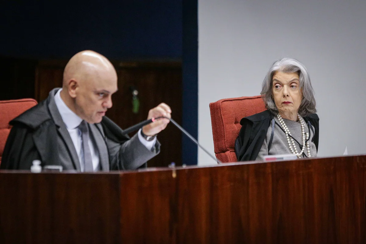 A Primeira Turma do Supremo Tribunal Federal (STF) retomou, na manhã desta terça-feira (21/10), o julgamento do núcleo 4, conhecido como o grupo de desinformação, no âmbito do processo referente à tentativa de golpe de Estado após as eleições de 2022. No total, são sete réus acusados pela Procuradoria-Geral da República (PGR) de propagar notícias falsas sobre as urnas eletrônicas. A Primeira Turma do Supremo Tribunal Federal (STF) retomou, na manhã desta terça-feira (21/10), o julgamento do núcleo 4, conhecido como o grupo de desinformação, no âmbito do processo referente à tentativa de golpe de Estado após as eleições de 2022. No total, são sete réus acusados pela Procuradoria-Geral da República (PGR) de propagar notícias falsas sobre as urnas eletrônicas.