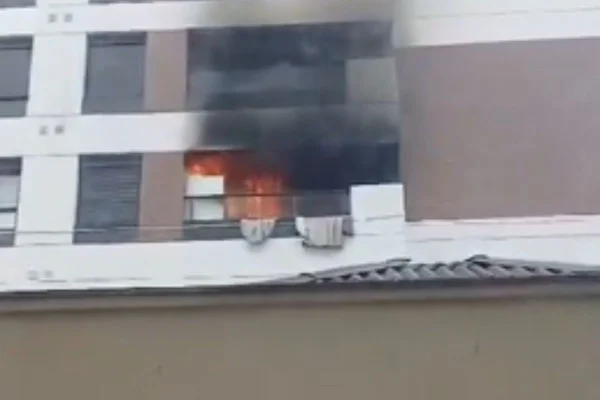 Todos os moradores do prédio foram orientados a evacuar o local. O apartamento da Bela Vista foi incendiado no sábado (1º/2) - Metrópoles
