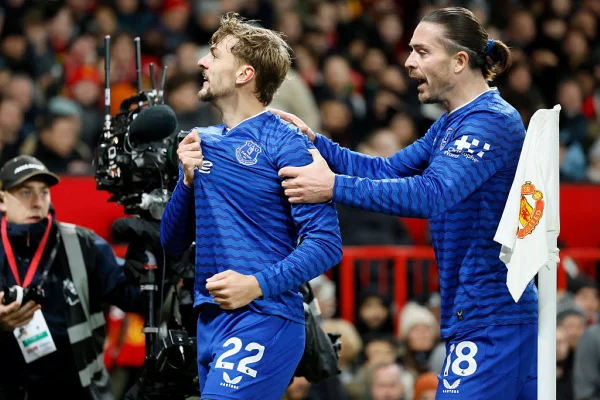 Com um a menos, Everton vence Manchester United pela Premier League