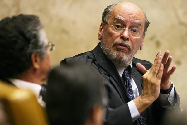 Sepúlveda Pertence sobre embate no caso Lula: “comédia judiciária”