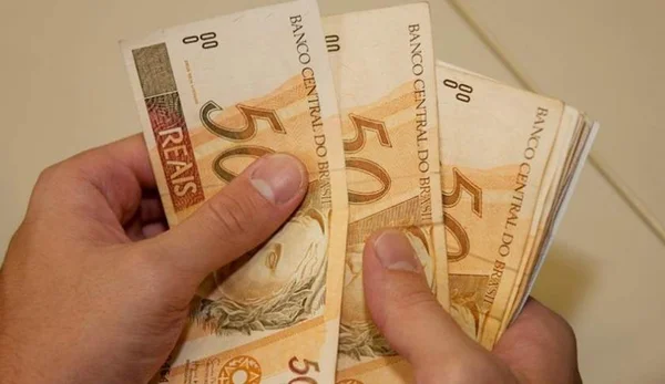 Pesquisa diz que 72% vão usar 13º para pagar dívidas e contas