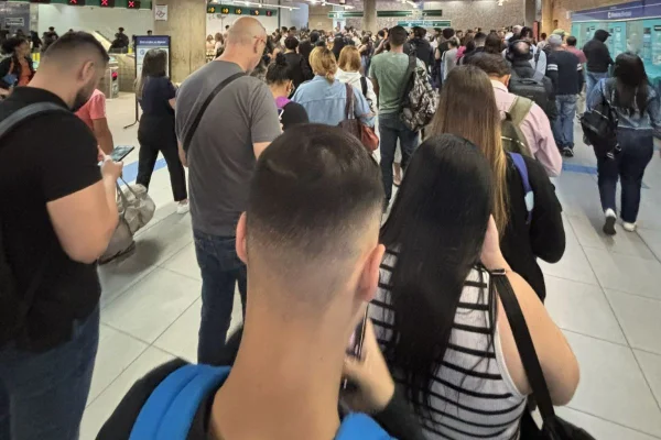 Metrô de SP tem 2 linhas com problemas nesta sexta: “Tá horrível”