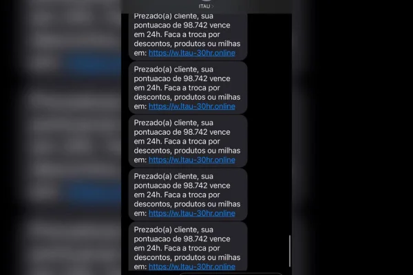 Imagem colorida da tela de um celular com mensagens de SMS - Metrópoles