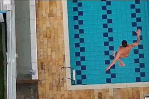 Homem de 46 anos havia invadido comércio e, ao perceber a presença policial, foi até o telhado. Ele fugiu pulando em piscina, mas foi detido - Metrópoles