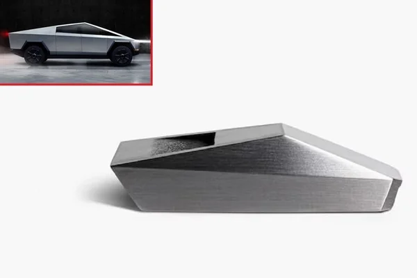 O apito lançado pela Tesla tem o design baseado na caminhonete Cybertruck (detalhe) revelada em 2019