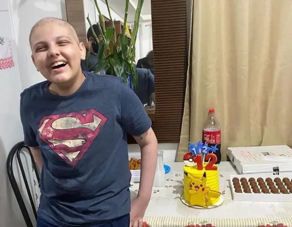 Fotografia colorida do garoto Enzo Lucas, de 12 anos, que luta contra o câncer de testículo