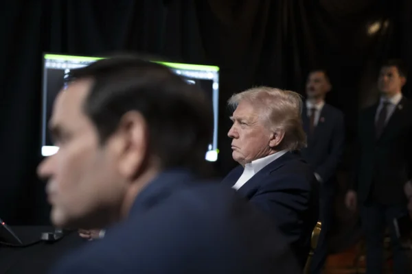 Foto colorida de presidente dos Estados Unidos, Donald Trump, acompanhando operação que capturou Maduro