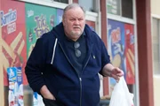 O filho de Thomas Markle encontrou em caixas de posse do pai material contendo pornografia infantil O filho de Thomas Markle encontrou em caixas de posse do pai material contendo pornografia infantil