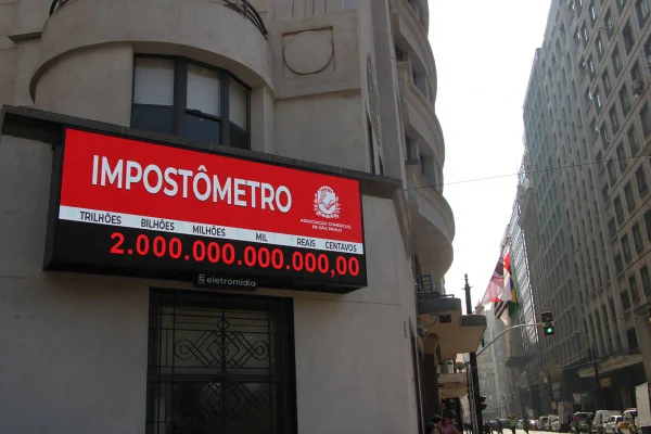 Imagem colorida do painel eletrônico do Impostômetro - Metrópoles