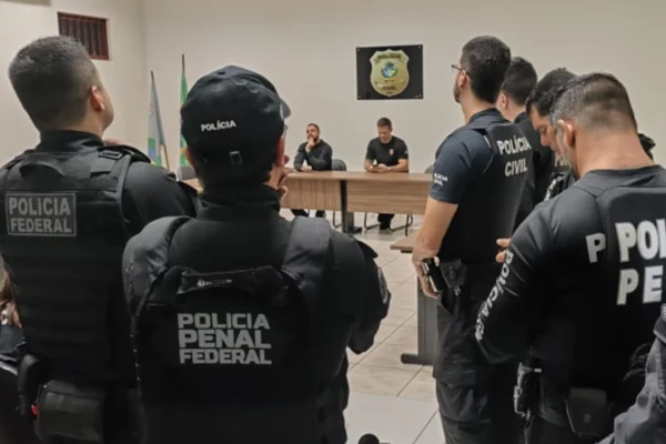 30/04/2024 80 1 minuto de leitura Operação Mel Tóxico: PCGO e FICCO desarticulam tráfico interestadual de drogas e bloqueiam R$ 3 milhões de investigados Operação Mel Tóxico: PCGO e FICCO desarticulam tráfico interestadual de drogas e bloqueiam R$ 3 milhões de investigadosA Polícia Civil de Goiás, por meio do Grupo Especial de Repressão a Narcóticos de Rio Verde – 8ª DRP, em uma operação conjunta com a Força Integrada de Combate ao Crime Organizado de Goiás (FICCO/GO), deflagrou nesta terça-feira (30), a Operação Mel Tóxico, visando desmantelar uma rede de tráfico interestadual de drogas. Foram cumpridos 12 mandados judiciais de busca e apreensão e prisão nos Estados de Goiás e no Mato Grosso, próximo à divisa Brasil/Bolívia. As investigações tiveram início em fevereiro de 2024, após a prisão de um conhecido traficante pelo Genarc de Rio Verde, resultando na apreensão de aproximadamente duas quilogramas de skank (super maconha) e um quilo de pasta base de cocaína, transportados à época por um dos alvos da operação de hoje. Foi apurado que o grupo criminoso, além de movimentar cifras milionárias em curto período de tempo, possui em sua composição indivíduos com extensas fichas criminais, já indiciados por crimes como tráfico de drogas, associação para o tráfico, roubo, porte ilegal de arma de fogo, estelionato e adulteração de veículos. A maioria dos alvos da operação são de Rio Verde, além de uma mulher boliviana suspeita de ser a responsável pela parte financeira do grupo. O objetivo da Força Integrada é fortalecer a união das forças de segurança pública federal e estadual, intensificando o enfrentamento e a desarticulação de organizações criminosas, principalmente no combate às facções criminosas, tráfico de drogas e armas, além de delitos como furto, roubo, receptação de cargas e valores, lavagem de dinheiro e demais crimes conexos. A operação resultou na prisão de sete indivíduos, no bloqueio de R$ 4 milhões em bens, na apreensão de 5 quilos de cocaína, 4 armas de fogo e munições, e na apreensão de 3 veículos de luxo. 8ª DRP rio verde CompartilharFacebook Twitter Linkedin Imprimir Mulher Segura Forças de Segurança Secretaria de Segurança Pública