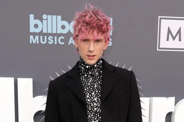 Foto colorida de Machine Gun Kelly