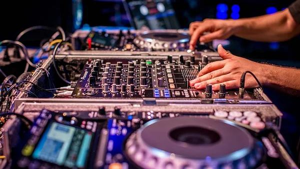 Festas da cidade investem em temas carnavalescas neste sábado (18/2)