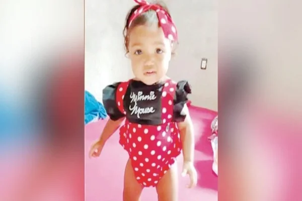 Pescoço quebrado e queimaduras de cigarro: bebê de 1 ano é achada morta