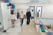 Todos fazem fisioterapia duas vezes por semana, mas parte deles também participa de treinos de tênis de mesa