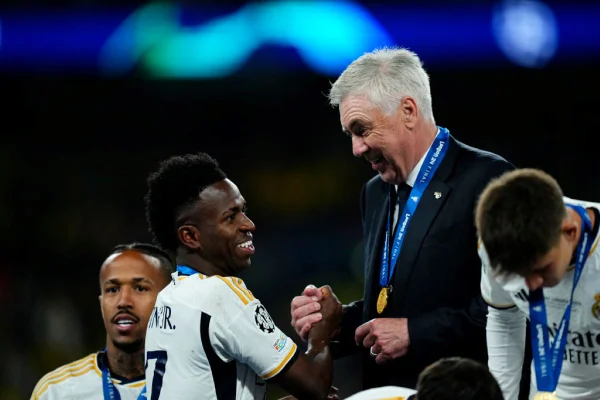 Vinicius Junior cumprimenta Carlo Ancelotti
