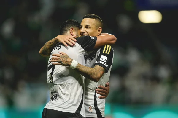 Imagem colorida dos jogadores Guilherme Arana e Hulk