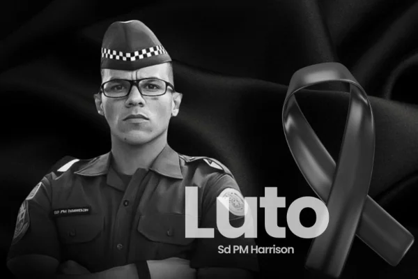 Imagens em preto e branco mostram um policial militar, com a palavra e um símbolo que representa o luto