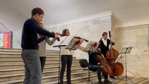 Sob bombardeio, músicos de Kharkiv transferem concerto para bunker