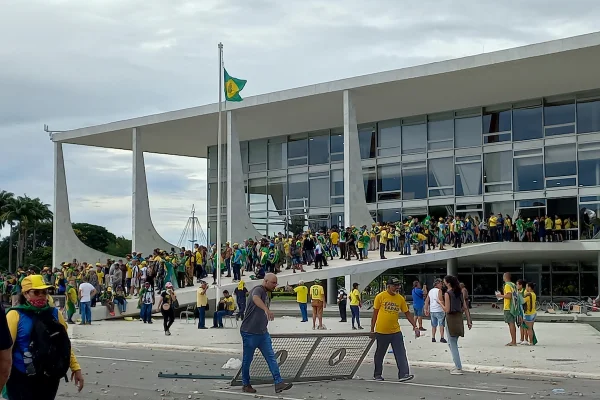 8 de Janeiro de 2023: Manifestantes invadem e depredam prédios públicosna Praça dos Três Poderes
