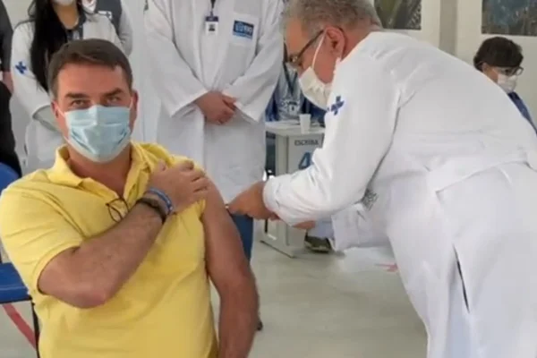 Flávio Bolsonaro é vacinado e agradece ao “negacionista Jair Bolsonaro”